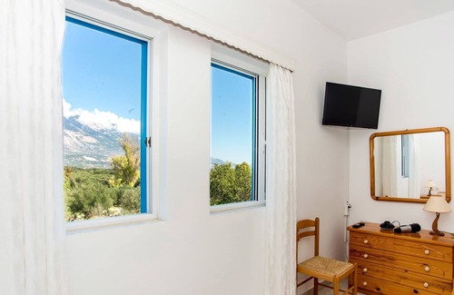 Klismata Apartment | BlueWhite Studio - Mountain Scene by the Pool