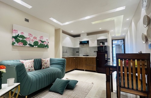 Sector 14 Hotel | BluO 1BHK Suite - Balcony, Gym, Parking, Liftn
