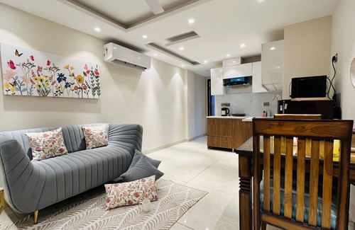 Sector 14 Hotel | BluO 1BHK Suite - Balcony, Gym, Parking, Liftn