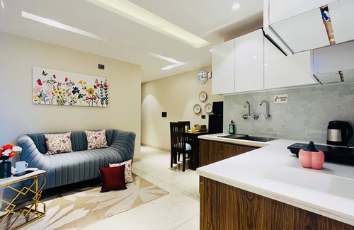Sector 14 Hotel | BluO 1BHK Suite - Balcony, Lift, Gym, Parking, TTn