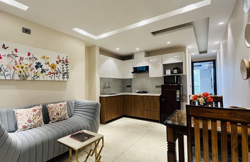 Sector 14 Hotel | BluO 1BHK Suite - Balcony, Lift, Gym, Parking, TTn