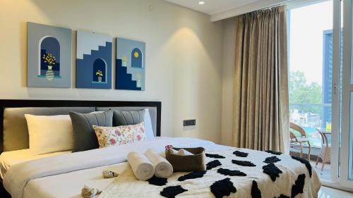 Sector 14 Hotel | BluO 1BHK Suite - Balcony, Lift, Gym, Parking