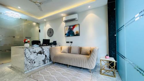 Sector 14 Hotel | BluO 1BHK Suite - Balcony, Lift, Gym, Parking