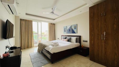 Sector 14 Hotel | BluO 1BHK Suite - Balcony, Lift, Gym, Parking, TT