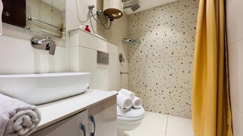 Sector 14 Hotel | BluO 1BHK Suite - Balcony, Lift, Gym, Parking, TT