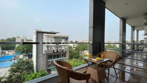 Sector 14 Hotel | BluO 1BHK Suite - Balcony, Lift, Gym, Parking, TT