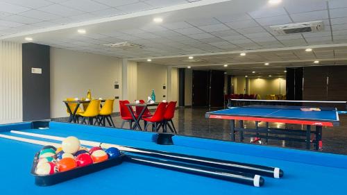 Sector 14 Hotel | BluO 1BHK Suite - Balcony, Lift, Gym, Parking, TT