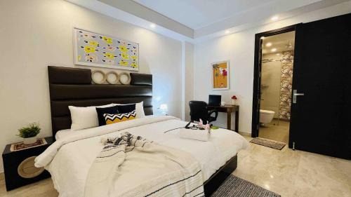 Greater Kailash Apartment | BluO 3BHK - M Block Mkt-Balcony, Lift, Parking