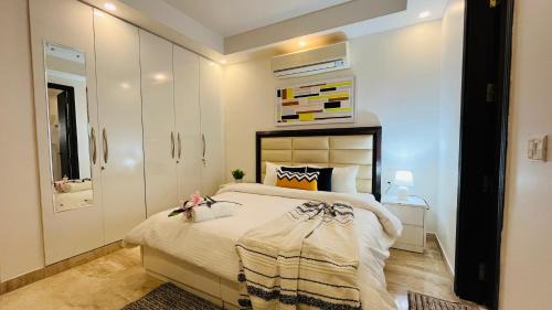 Greater Kailash Apartment | BluO 3BHK - M Block Mkt-Balcony, Lift, Parking