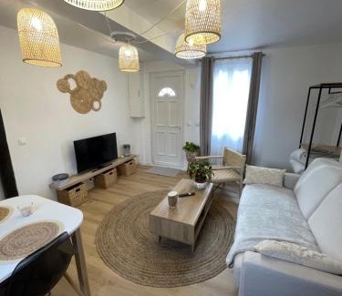 Estrees-St-Denis Apartment | Bmco cottage