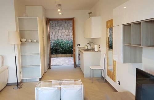 Magugnago Apartment | Bmp Apartment DELUXE 2 with Jacuzzi overlooking the lake