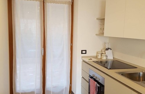 Magugnago Apartment | Bmp Apartment DELUXE 2 with Jacuzzi overlooking the lake