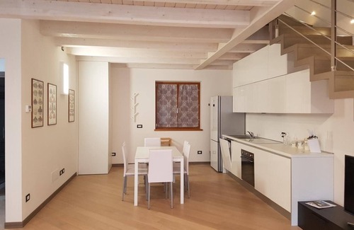 Magugnago Apartment | Bmp Apartment DELUXE 1 with Jacuzzi and lake view