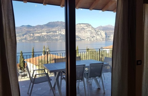 Magugnago Apartment | Bmp Apartment DELUXE 1 with Jacuzzi and lake view