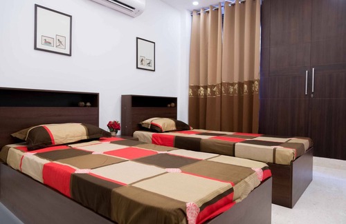 RK Puram Bed & Breakfast | Bnb Defence Colony Woodpecker (private Room) with Ac and Wifi