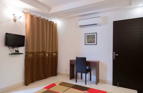RK Puram Bed & Breakfast | Bnb Defence Colony Woodpecker (private Room) with Ac and Wifi