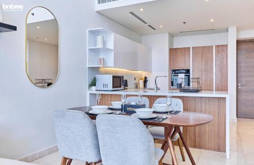 Dubai Maritime City Apartment | bnbme - Luxury 3BR Sea View Apt Balcony Pool Gym Kids Play Area Near Jumeirah