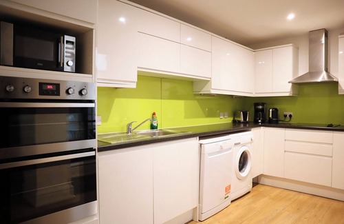 The City of London Apartment | BnBNook - 1BR with Patio - St. Paul’s Cathedral
