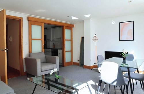 The City of London Apartment | BnBNook - Central 2BR with Balcony - Soho and Strand