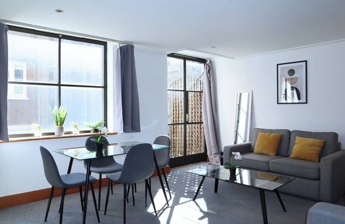 The City of London Apartment | BnBNook - Central 2BR with Balcony - Soho and Strand