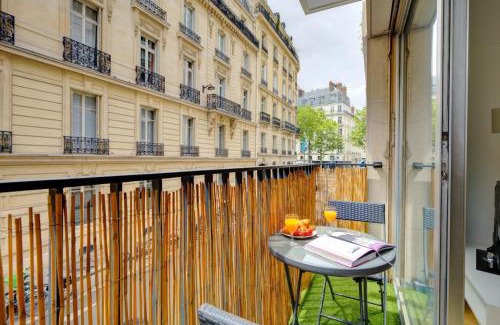 Saint-Thomas-d'Aquin Apartment | BnBNook - Cozy Studio with Balcony - Eiffel Tower