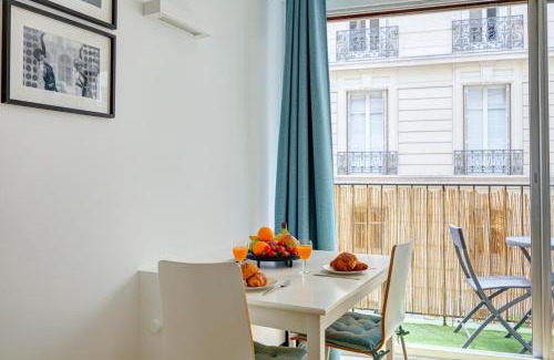 Saint-Thomas-d'Aquin Apartment | BnBNook - Cozy Studio with Balcony - Eiffel Tower