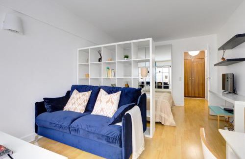 Saint-Thomas-d'Aquin Apartment | BnBNook - Cozy Studio with Balcony - Eiffel Tower