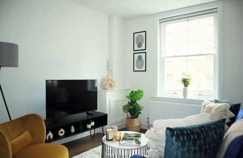 St Luke's Apartment | BnBNook - Modern 1BR Near Old Street and Barbican