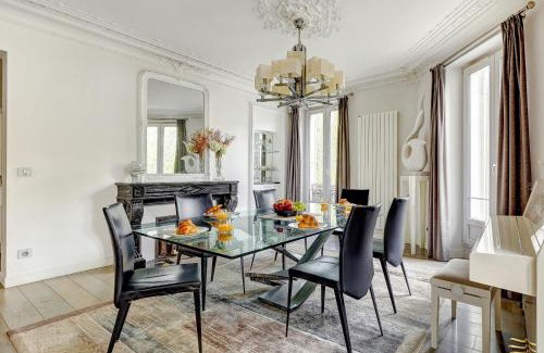 Chaillot Apartment | BnBNova - Elegant 3BR Champs-Élysées & Arc de Triomphe