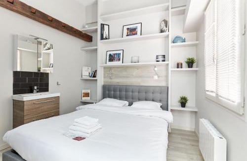 Saint-Germain-des-Pres Apartment | BnBNova - Jardin du Luxembourg with Balcony