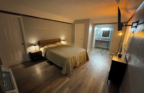 Clear Creek Hotel | BO HOTEL (Canadian Courts)