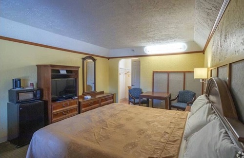 Clear Creek Hotel | BO HOTEL (Canadian Courts)