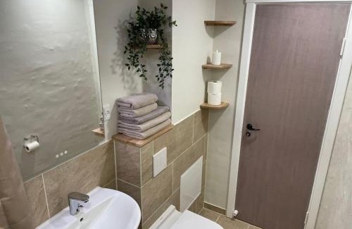 Randers Apartment | Bo i centrum med egen p-plads, 5G wifi og Apple TV