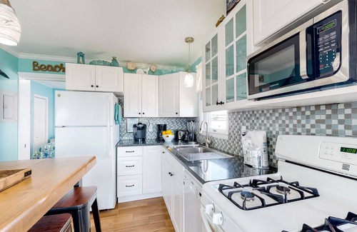 Ocean City Condo | Boardwalk Beauty | Dual Suites, Smart TV & Ocean-View Deck | Walk Everywhere