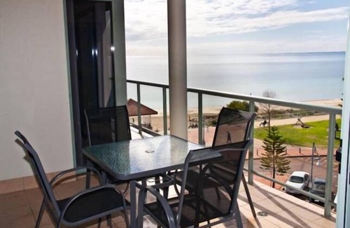 Rockingham Apartment | Boardwalk By The Beach with Free Wi-Fi
