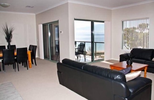 Rockingham Apartment | Boardwalk By The Beach with Free Wi-Fi