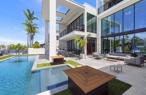 Coral Ridge Villa | Boardwalk Mansion-3-Story Waterfront Villa w Basketball & Mini Golf