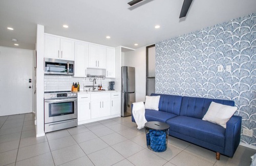 Central Mission Beach Condo | Boardwalk Stay Shared Hot Tub and Patio