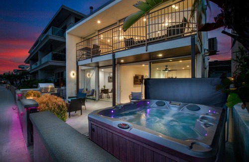 Central Mission Beach Condo | Boardwalk Stay Shared Hot Tub and Patio
