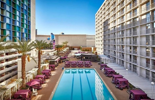 Las Vegas Strip Apartment | Boasting a seasonal outdoor swimming pool, a restaurant as well as a bar .