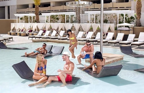 Las Vegas Strip Apartment | Boasting a seasonal outdoor swimming pool, a restaurant as well as a bar .