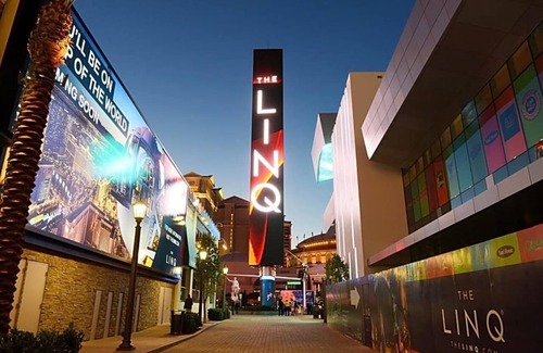 Las Vegas Strip Apartment | Boasting a seasonal outdoor swimming pool, a restaurant as well as a bar .