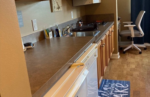 Huddleston Condo | Boat, fish, golf, swim, & dine at Mariners Landing on Smith Mountain Lake!