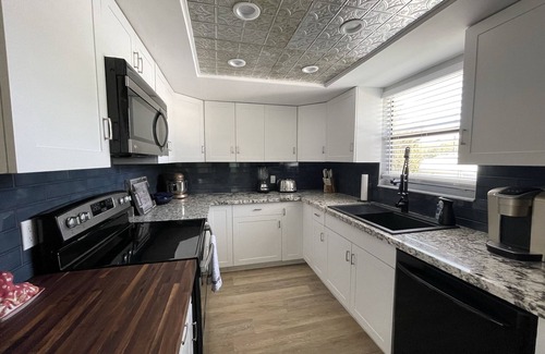 Weeki Wachee Gardens House | 🛥️🛥️Boat House in Weeki Wachee-10 minute easy paddle to main river