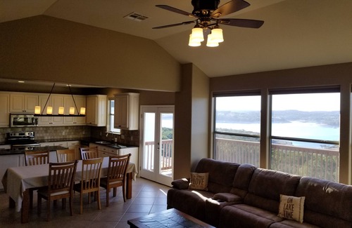 Waterford On Lake Travis House | Boat Ramp Open/Lakeview House/Perfect for Snowbirds/High-Speed Internet