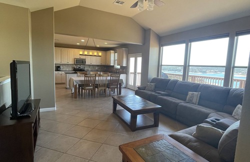 Waterford On Lake Travis House | Boat Ramp Open/Lakeview House/Perfect for Snowbirds/High-Speed Internet