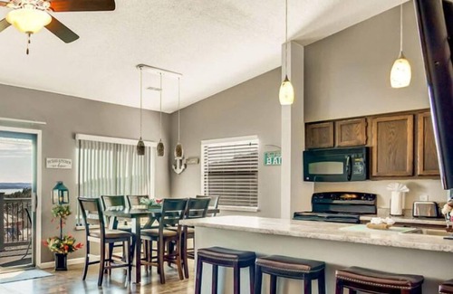 Indian Point Condo | Boat Slip Included! Perfect Location Near Silver Dollar City with Free Tickets