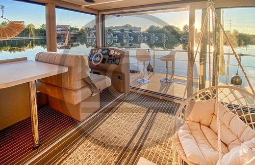 Havelsee Boat Rental | Boating holidays on this unique houseboat - relaxation and adventure, pure nature and city flair.