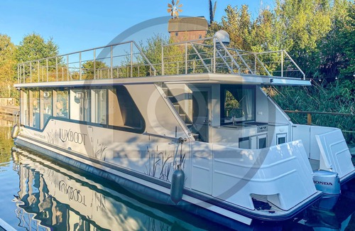 Havelsee Boat Rental | Boating holidays on this unique houseboat - relaxation and adventure, pure nature and city flair.