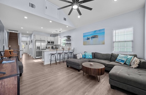 Dickinson House | Boatman's Bayside Bungalow, San Leon TXn